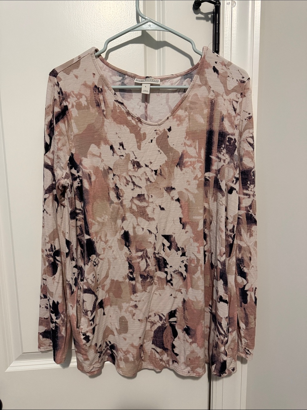 Dana Buchman size L Blush Long Sleeve Tee blouse w pockets and abstract floral
